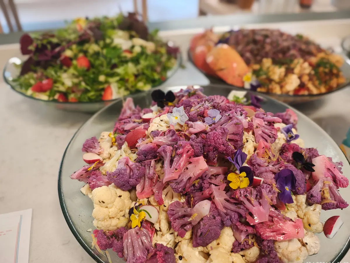 Catering-pöytä salaatteineen ja kasvisruokineen