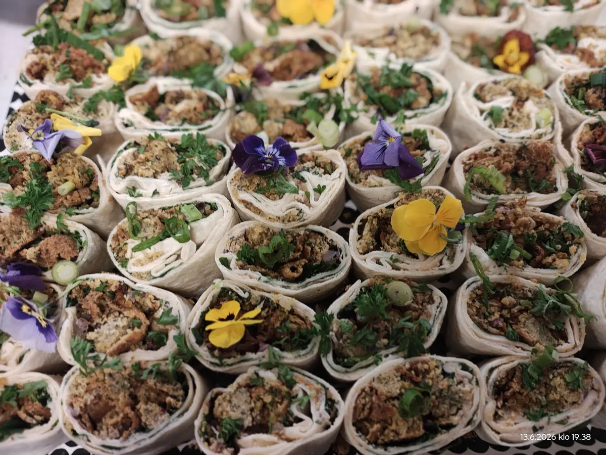 Pieniä suolaisia tortillakuppeja catering-tarjoiluna